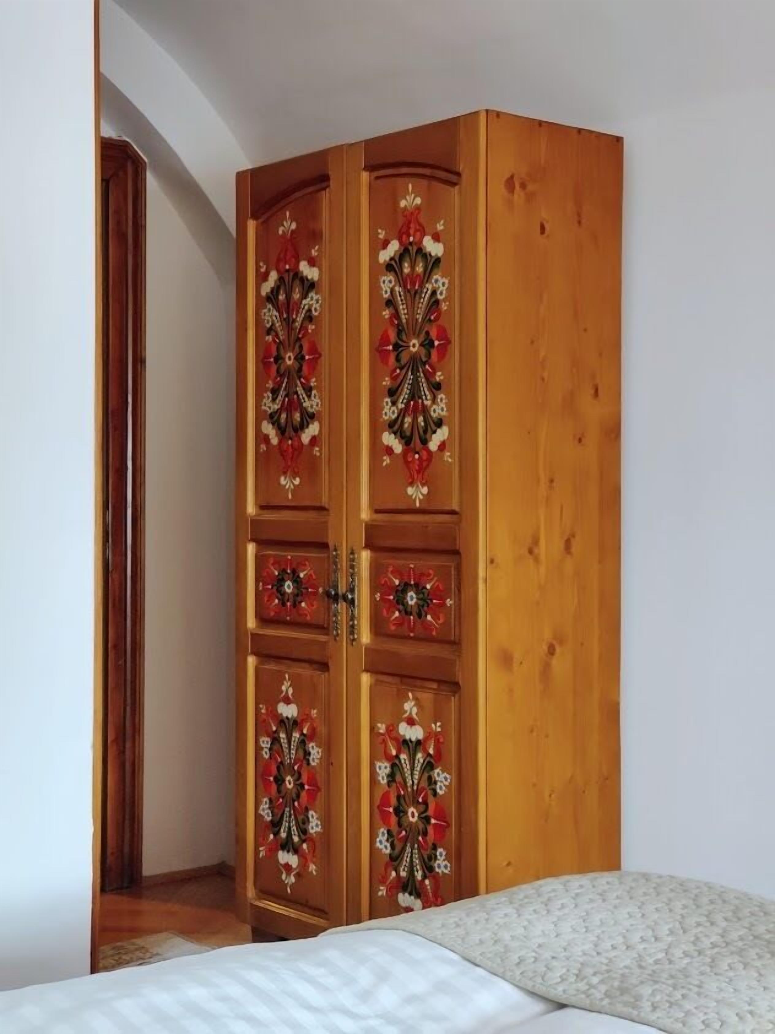 Un armario de madera con motivos florales decorativos.