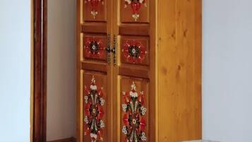 Un armario de madera con motivos florales decorativos.