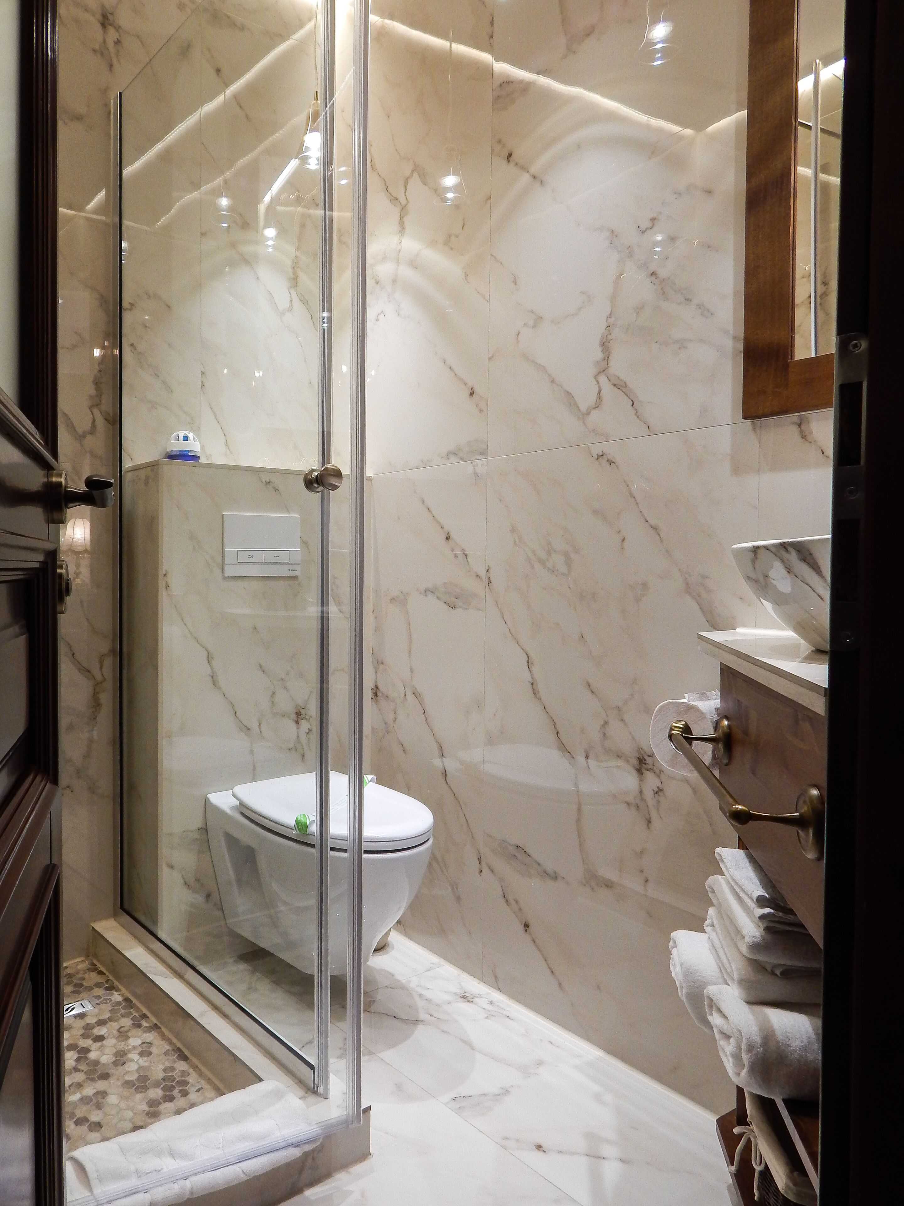 Superior Double Room, City View, Annex Building | Bathroom | Shower, free toiletries, hair dryer, slippers