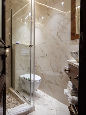 Quarto casal superior, vista para a cidade, em edifício anexo | Banheiro | Chuveiro, produtos de toalete grátis, secador de cabelo, chinelos