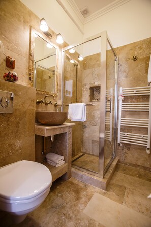 Regadera, amenidades de baño gratuitas, secadora de cabello, pantuflas 