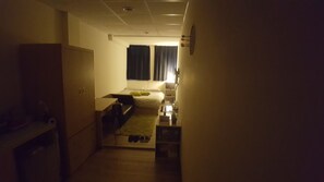Appartement de base, 1 lit double, non-fumeur | Bureau, accès au Wi-Fi (inclus)