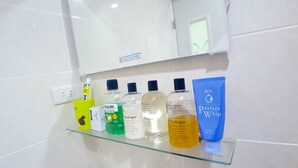 Shower, perlengkapan mandi gratis, pengering rambut, dan sandal