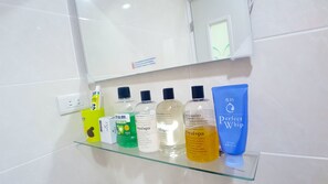 Ducha, artículos de higiene personal gratuitos y secador de pelo