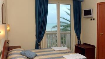 ميني بار وخزنة داخل الغرفة ومكتب وتجهيزات عازلة للصوت