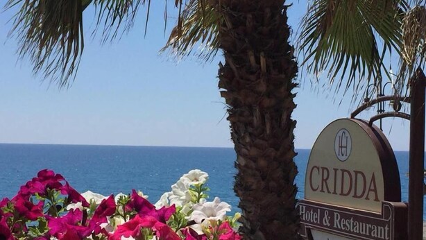 Señal para el Hotel & Restaurante CRIDDA con vista al mar.