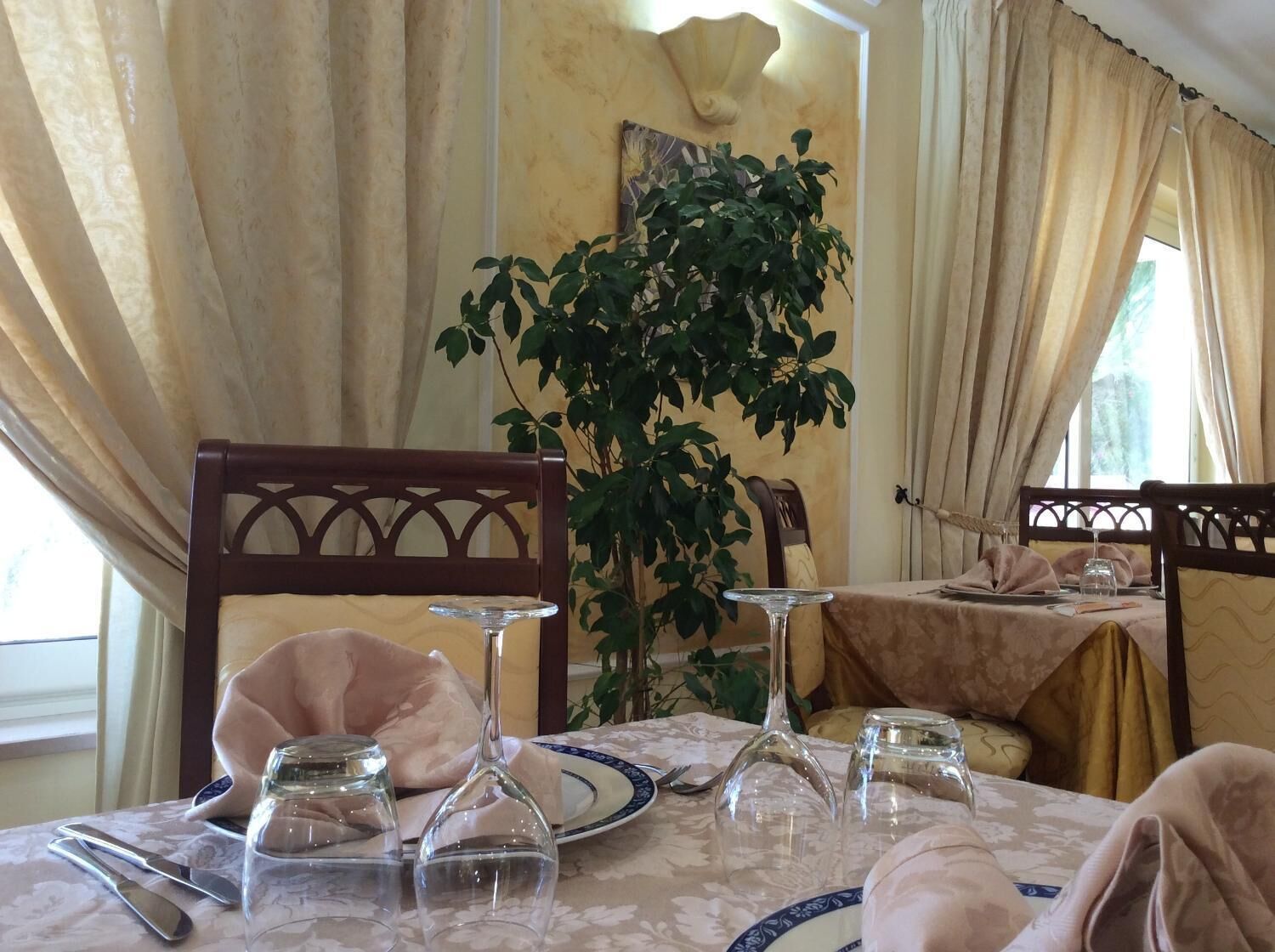 Petit déjeuner, déjeuner et dîner servis sur place