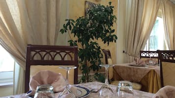 Petit déjeuner, déjeuner et dîner servis sur place