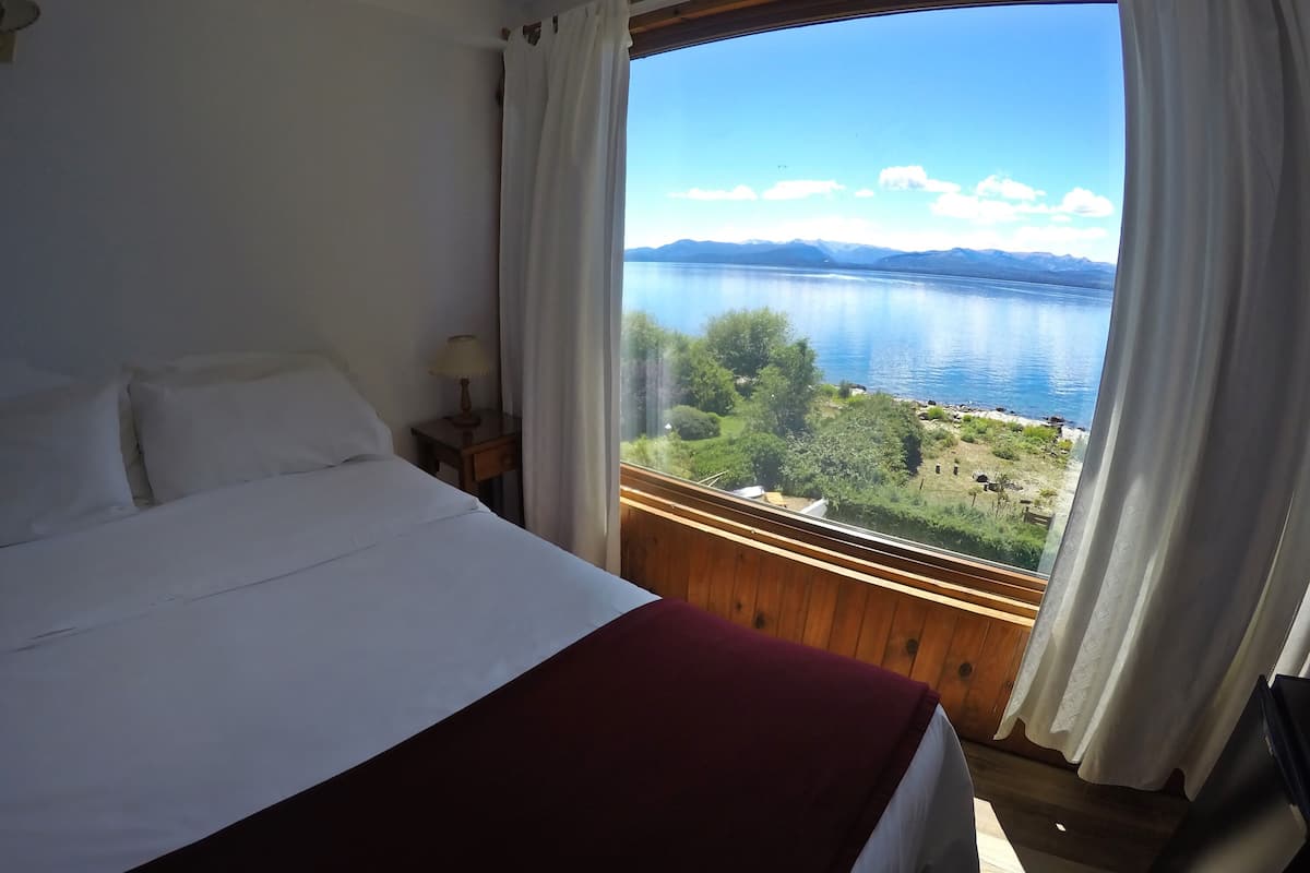 Minibar, in-room safe, desk, free WiFi