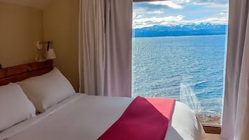 Frigobar, cofres nos quartos, escrivaninha, Wi-Fi de cortesia