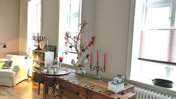 Comfort huis, 2 slaapkamers | Woonruimte | Een flatscreentelevisie en een dvd-speler