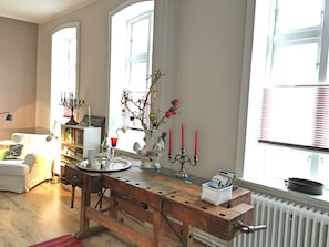 Nhà tiện nghi đơn giản, 2 phòng ngủ | Khu phòng khách | TV màn hình phẳng, đầu đĩa DVD