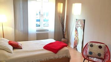 Comfort huis, 2 slaapkamers | 1 slaapkamer, luxe beddengoed, een bureau, een strijkplank/strijkijzer