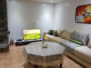 Chalet familial, 3 chambres | Salle de séjour | Téléviseur à écran plat, foyer