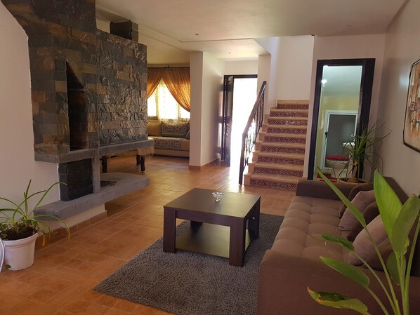 Chalet familial, 3 chambres | Aire de séjour | Téléviseur à écran plat, foyer