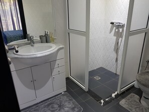 Family Chalet, 3 Bedrooms | Bathroom | Shower, free toiletries, hair dryer, slippers - Chalet Asmoun (Imouzzer du Kandar)