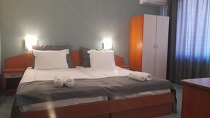 Escritorio, tabla de planchar con plancha, wifi gratis y ropa de cama 