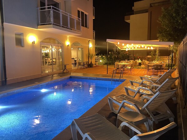 สระว่ายน้ำกลางแจ้ง, เก้าอี้อาบแดดริมสระ