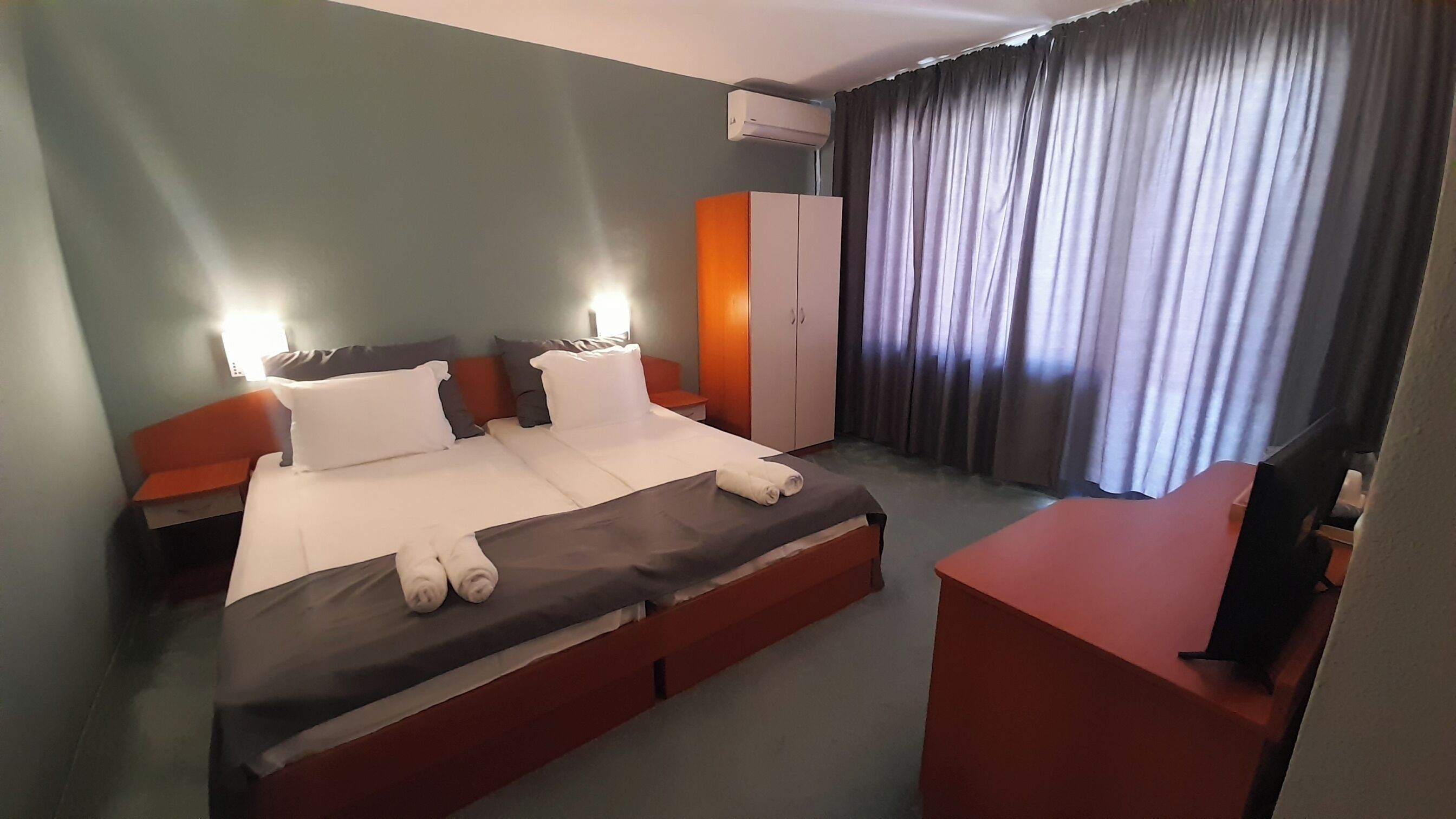 Camera Comfort con 2 letti singoli, 2 letti singoli | Una scrivania, ferro/asse da stiro, Wi-Fi gratuito, lenzuola