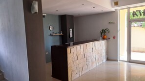 ฝ่ายต้อนรับ