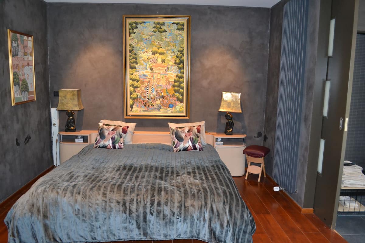 Suite Deluxe, 1 cama de matrimonio grande, accesible para personas con discapacidad, planta baja | 1 dormitorio, minibar, caja fuerte y sistema de insonorización