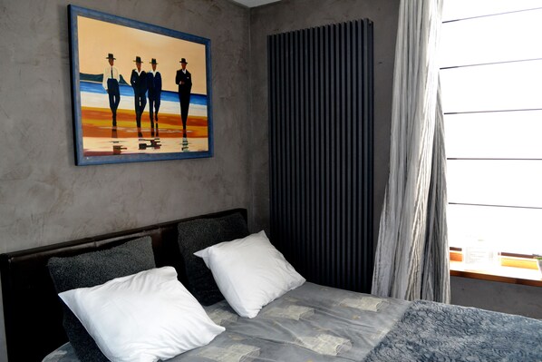 Comfort kamer, 1 queensize bed, toegankelijk voor mindervaliden, uitzicht op de stad | 1 slaapkamer, een minibar, een kluis op de kamer, geluiddichte muren