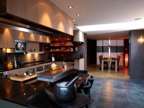 Fridge, coffee/tea maker - B&B Chez Pierrot alias Ikejime (Bruges)