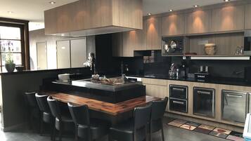 Fridge, coffee/tea maker