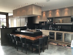 Fridge, coffee/tea maker - B&B Chez Pierrot alias Ikejime (Bruges)