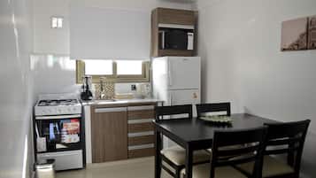 Apartamento estándar | Cocina privada | Frigorífico, microondas, hervidor eléctrico y utensilios de cocina