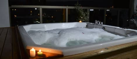 Outdoor spa tub