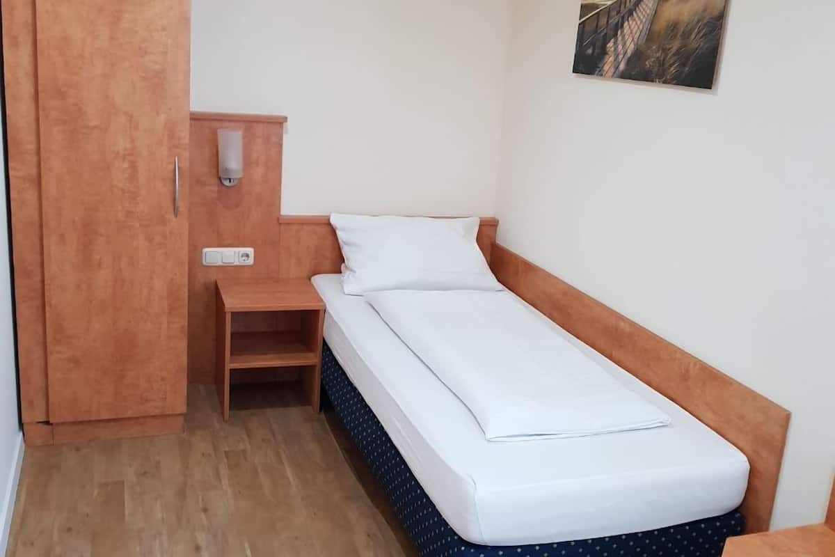 Quarto solteiro | Escrivaninha, berços (sobretaxa), camas extras/dobráveis (sobretaxa)