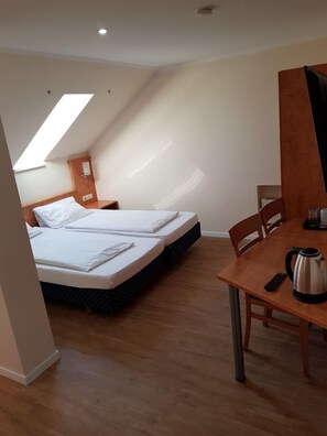 ツインルーム | デスク、ベビーベッド、可動式ベッド、WiFi (無料)