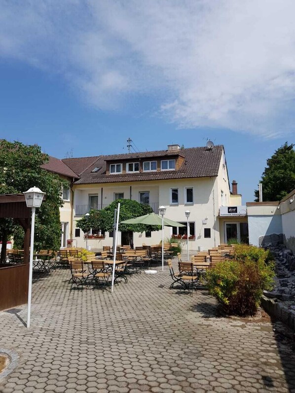 Vista frontal de la propiedad