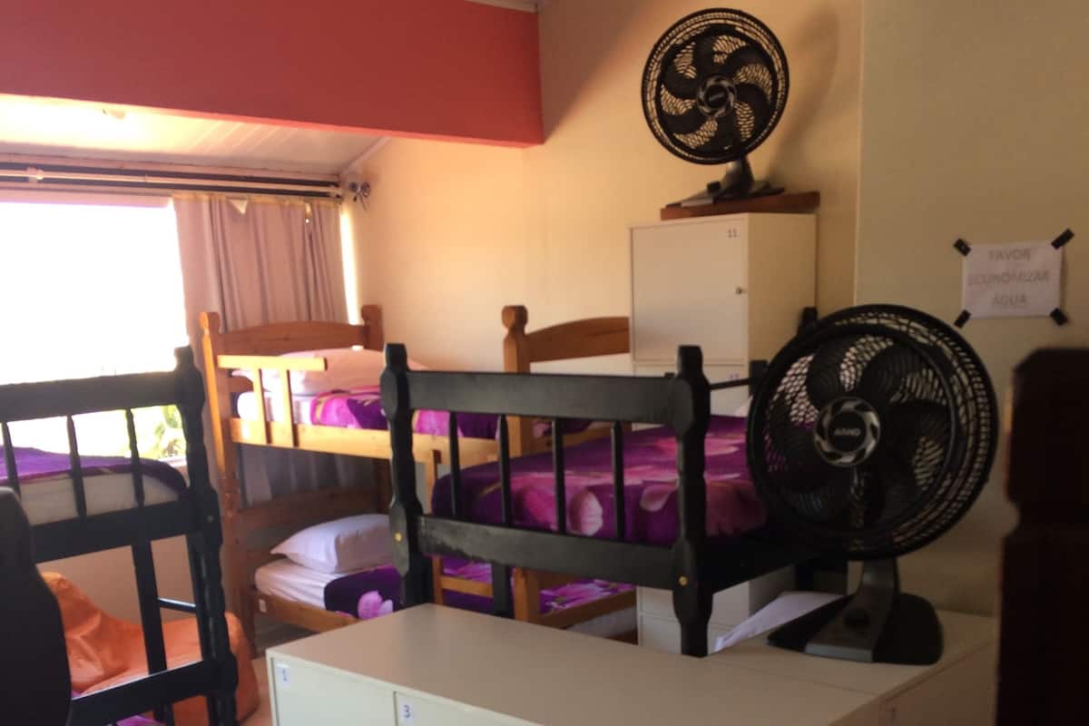 Minibar, wifi gratis y ropa de cama
