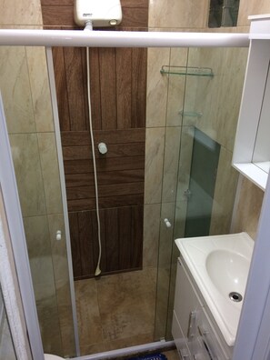 Shower, hair dryer, towels - Suites da Ero - Hostel (Arraial do Cabo)