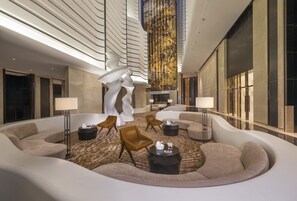 2 bars/lounges, cocktail bar, lobby lounge