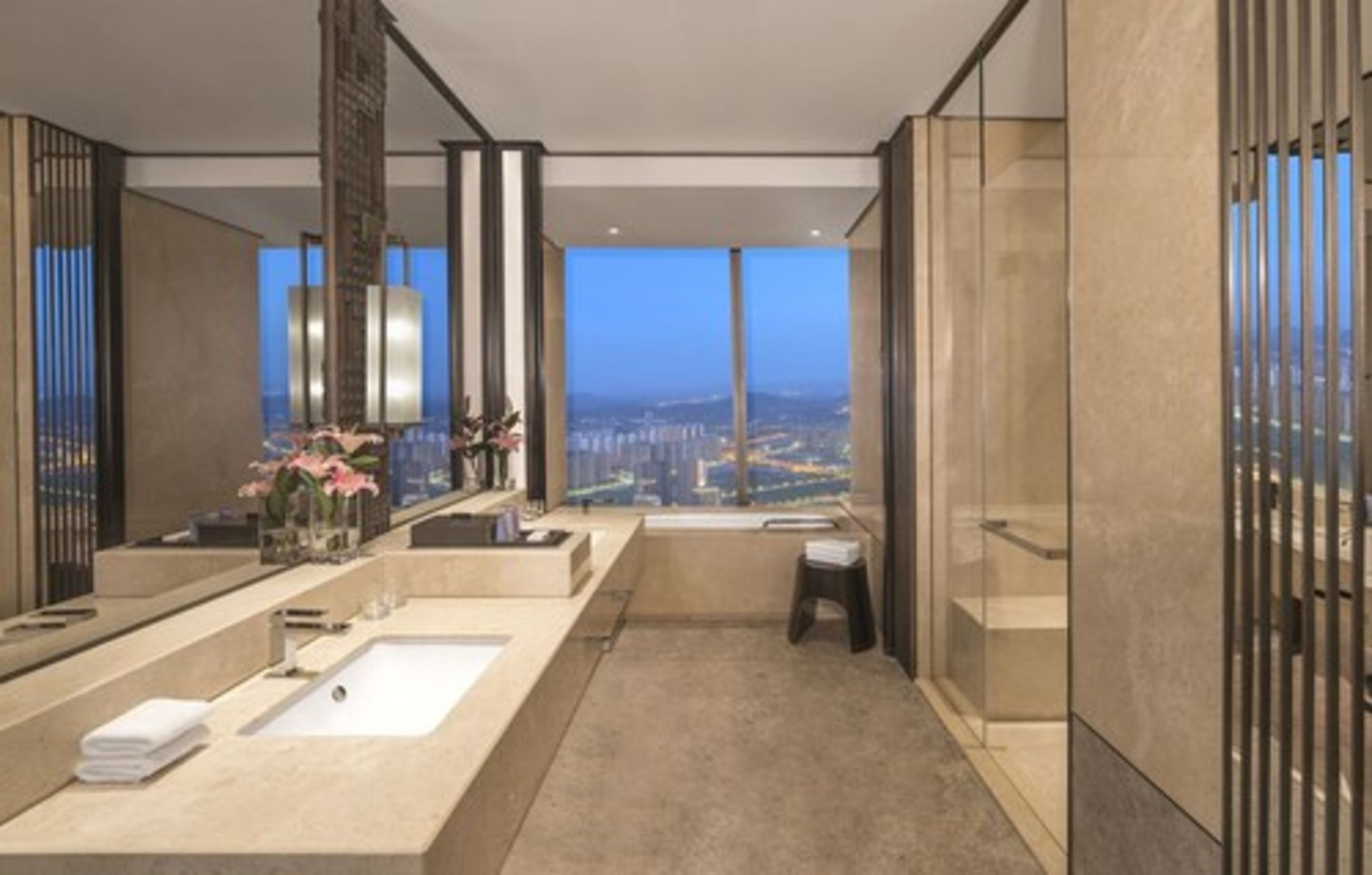 Ein modernes Badezimmer mit großem Fenster, Waschbecken und Spiegel.