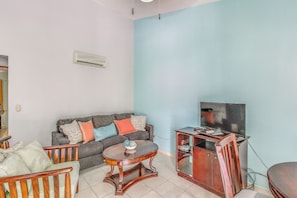 Apartamento clássico, 2 camas de casal, para não fumantes | Área de estar | TV de tela plana