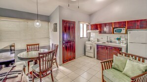 Classic Apartment, 2 Double Beds, Non Smoking | In-room dining