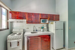 Refrigerador con freezer, microondas, horno, placa de cocina