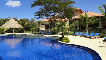 Hồ bơi ngoài trời