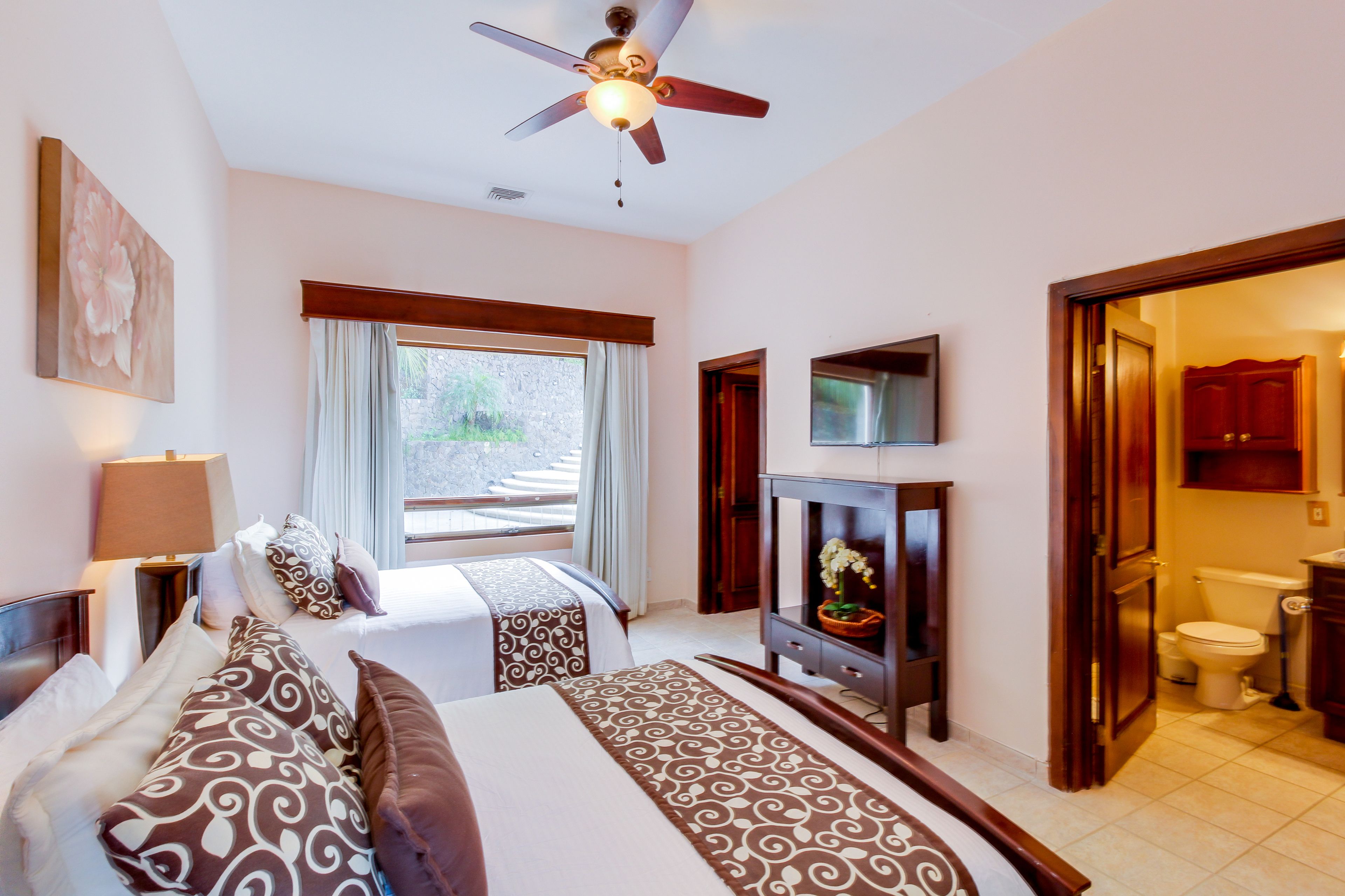 Biệt thự tiện nghi đơn giản, 5 phòng ngủ, không hút thuốc | 5 phòng ngủ, két bảo mật tại phòng, bàn, bàn ủi/dụng cụ ủi quần áo 