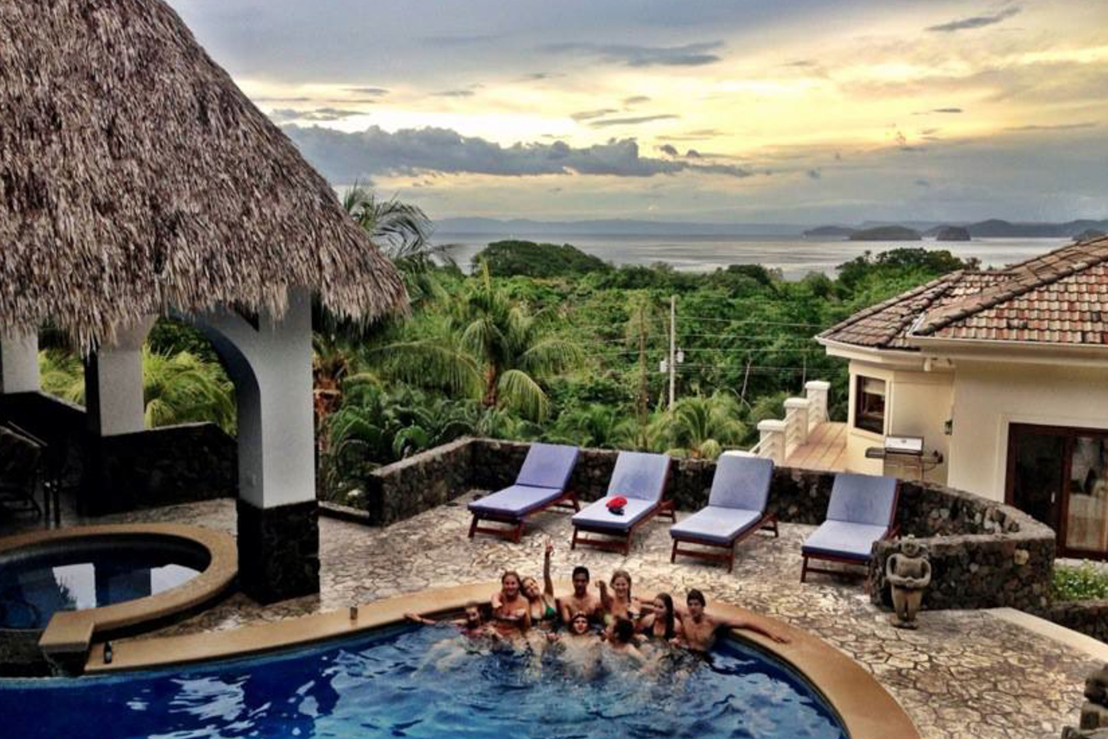 Hồ bơi ngoài trời 