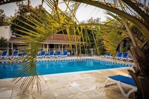 Außenpool (je nach Saison geöffnet), Liegestühle