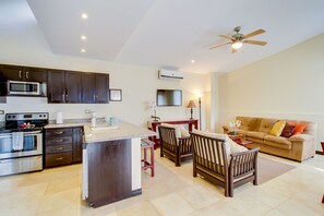 Departamento Deluxe, 2 habitaciones, para no fumadores | Área de sala de estar | Televisión de pantalla plana
