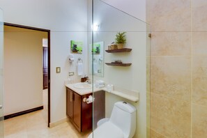 Deluxe Apartment, 2 Bedrooms, Non Smoking | Bathroom