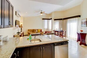 Refrigerador con freezer, microondas, horno, placa de cocina