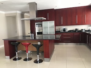 Villa, 6 Bedrooms | Private kitchenette | Fridge, microwave, oven, stovetop - House Havana Camps Bay (Cape Town)