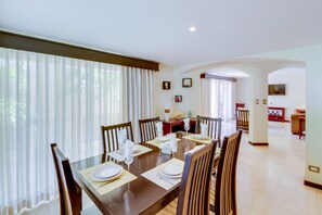 Appartement Romantique, 1 chambre, non-fumeur | Restauration dans la chambre